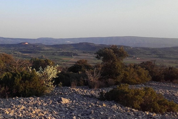 Roussillon, Bonnieux et le Petit Luberon au fond