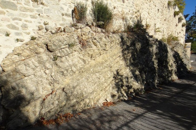 Mur sur affleurement de molasse à Lurs