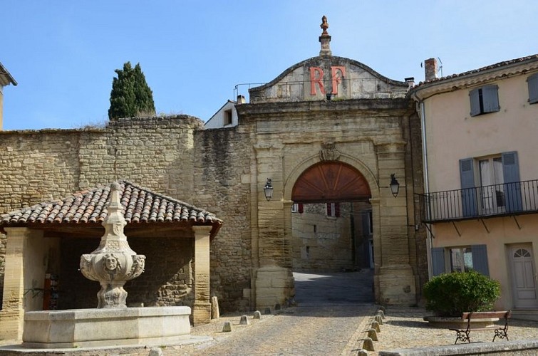 Le grand portail d'entrée de Malemort-du-Comtat