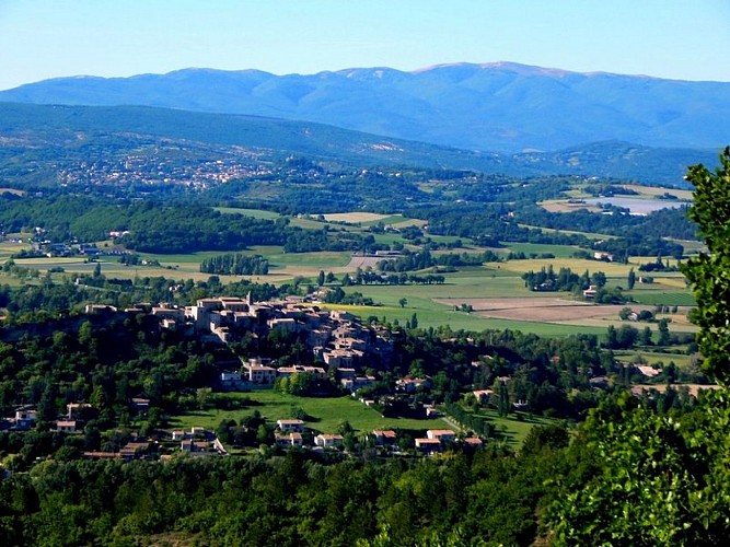 Le village de Dauphin en contrebas