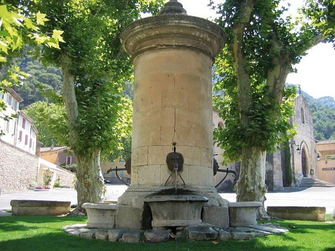 Fontaine ''pompe'' de Robion