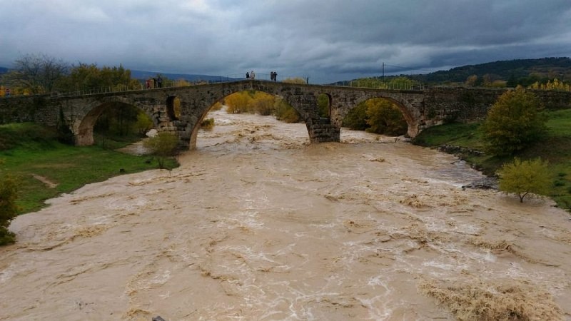 Pont-Julien et Calavon en crue