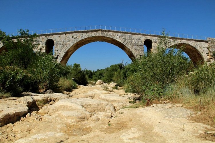 Pont-Julien et Calavon à sec