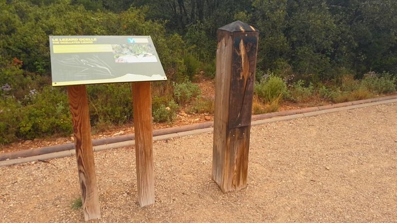 Panneau d'interprétation et gravure en relief