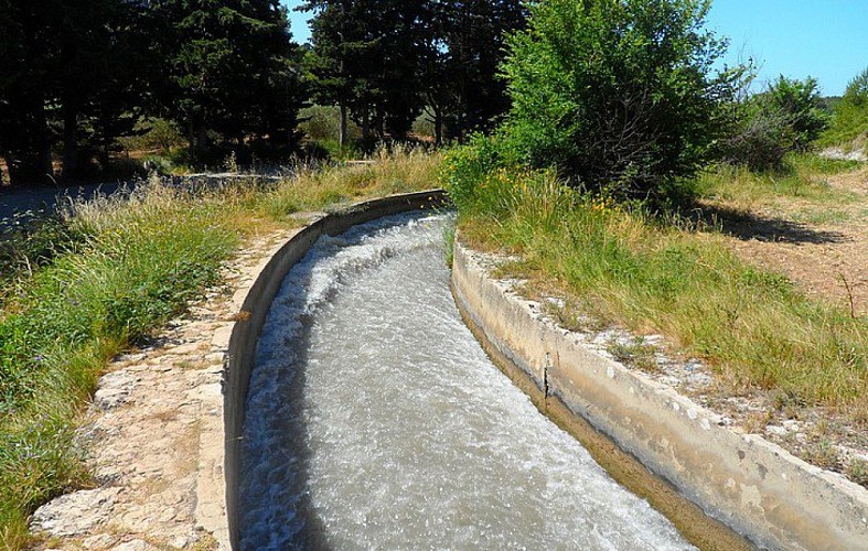 Canal de la vallée des Baux