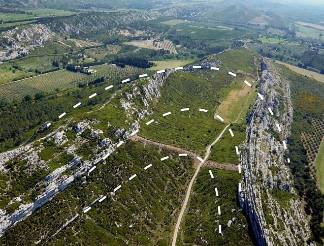 Tracé de l'anticlinal des Caisses de Jean-Jean, érodé en combe