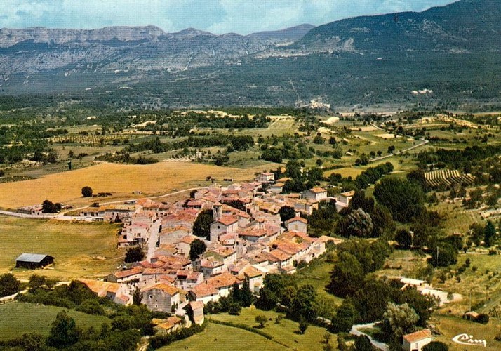 Le village dans sa vallée