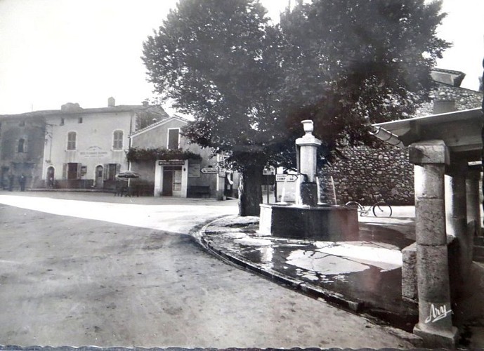 La fontaine dans son village d'origine