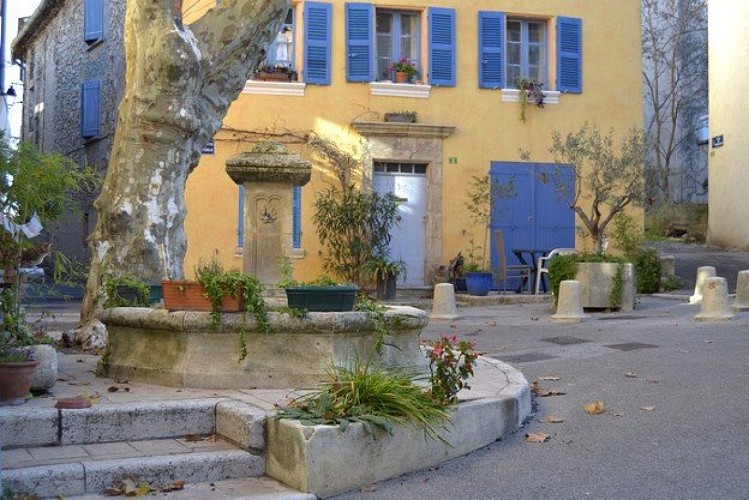 Ruelles dans le centre de Néoules