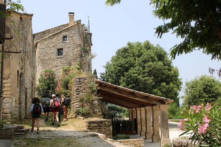 Rue de l'Hôpital et halle d'Oppède-le-Vieux
