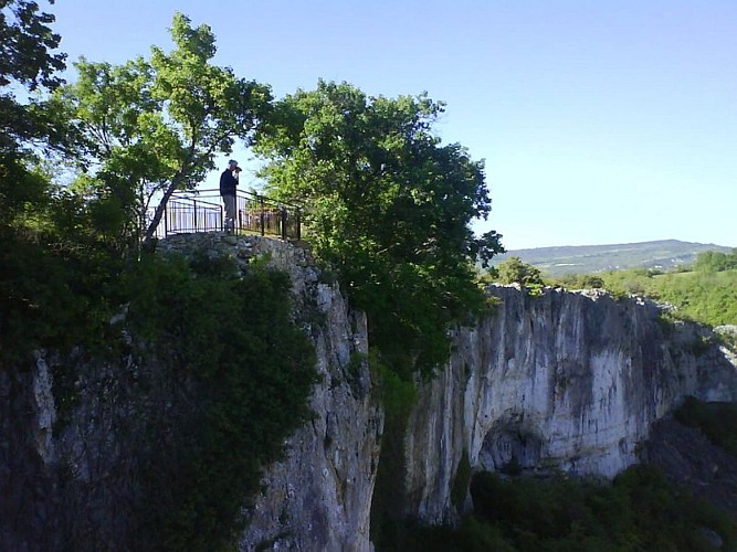 Vue sur le belvédère ouest depuis le belvédère est