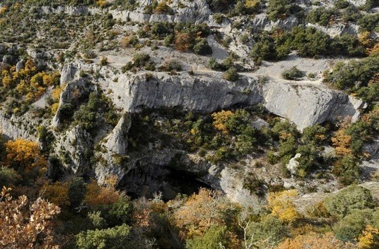 Baume de Font-de-Peyrou à droite