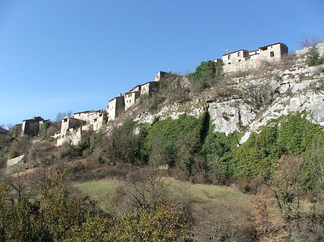 Lierre grimpant sur les falaises du village