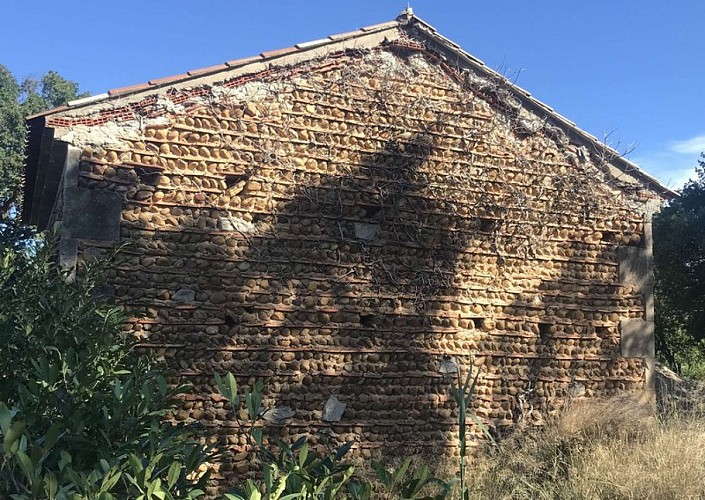 Bâtiment en galets de Crau