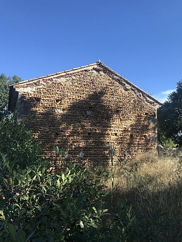 Bâtiment en galets de Crau