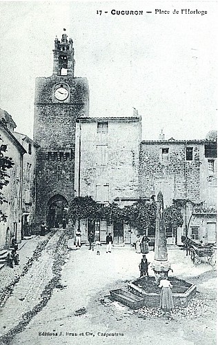 Carte postale ancienne de la place de l'horloge