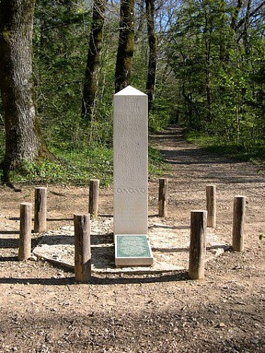 L'obélisque des compagnons sur le chemin du Canapé