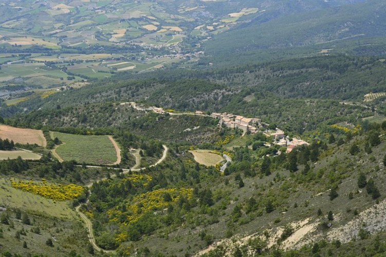 Vue du village de Poët-Sigillat depuis le Col d'Ambonne