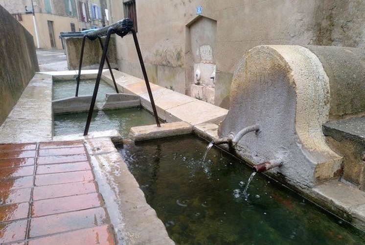 Ancienne fontaine et lavoir
