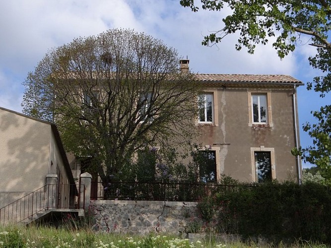 Façade de la mairie de Reilhanette ( orientation sud )