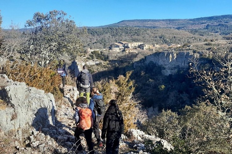 Village et gorges d'Oppedette depuis la rive droite