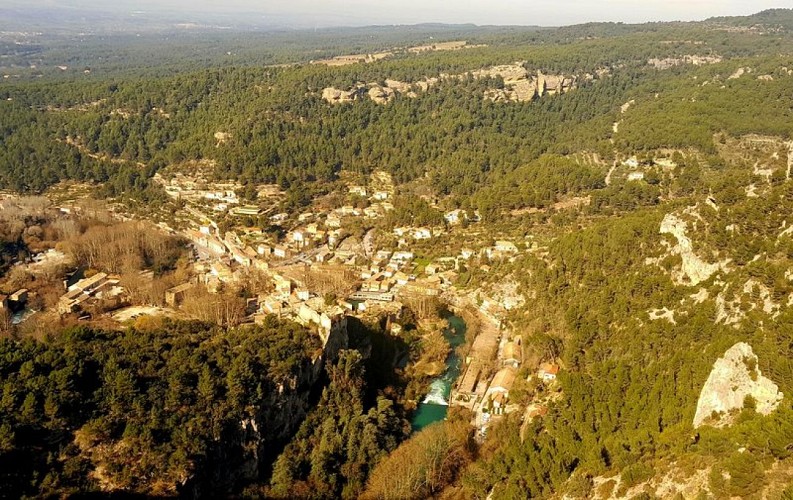 Fontaine-de-Vaucluse depuis la falaise du gouffre