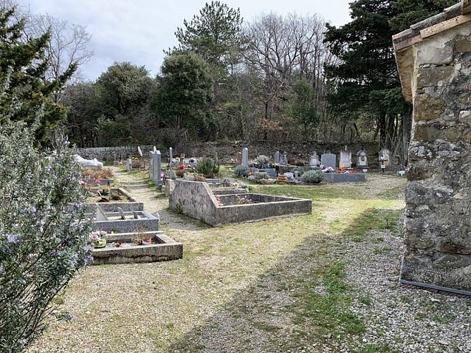 Cimetière accolé à la Chapelle Notre-Dame-de-Béconne