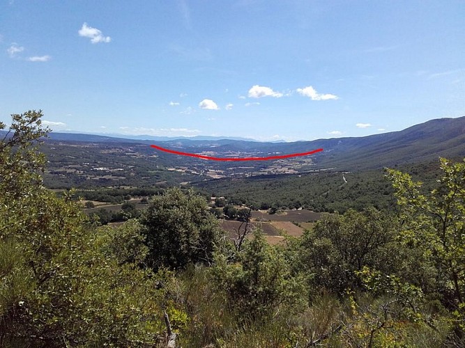 Vue sur le Calavon et la cuvette synclinale de Céreste