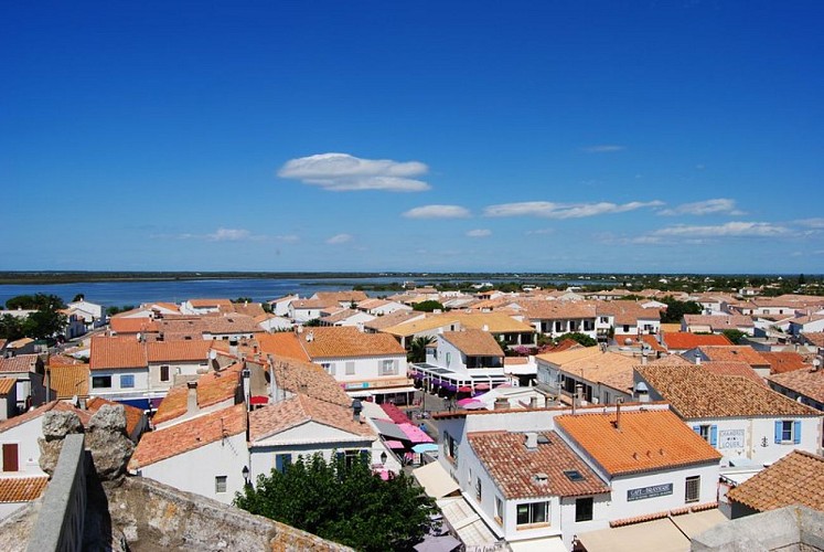 Vue du toit de l'église des Saintes