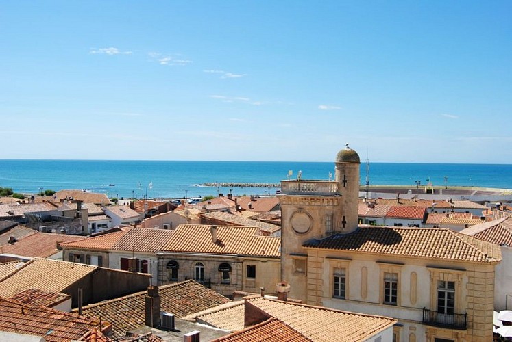 Du haut de l'église, vue sur le musée Baroncelli et la mer