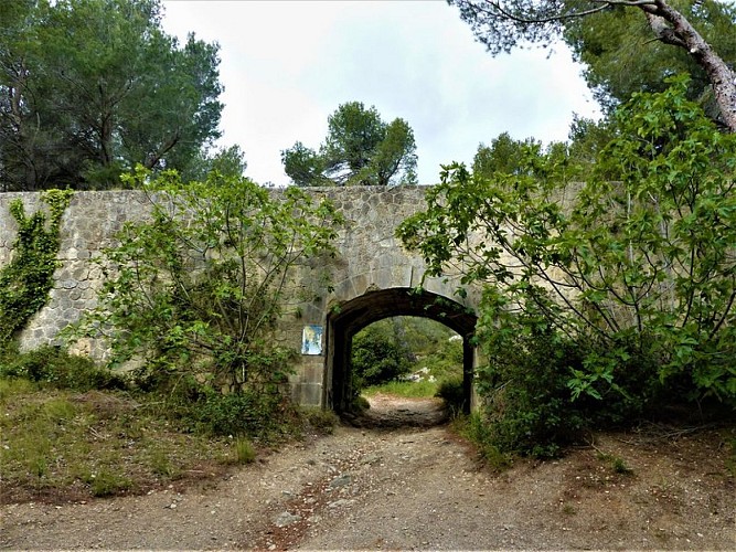 Aqueduc du canal de la vallée des Baux