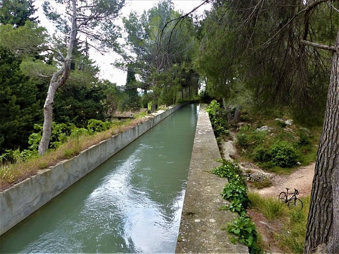 Aqueduc du canal de la vallée des Baux