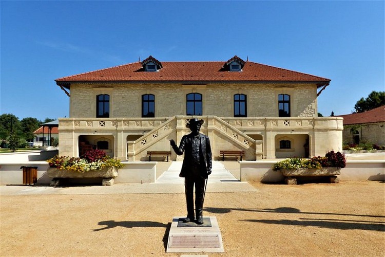 Statue de Frédéric Mistral devant la Bastide
