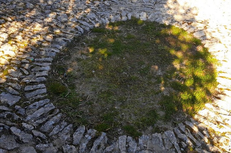 Calade à l'approche de l'esplanade des moulins