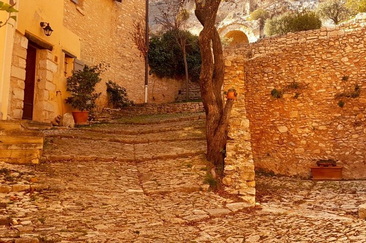Calade entre la rue du Théatre et la rue des Pénitents