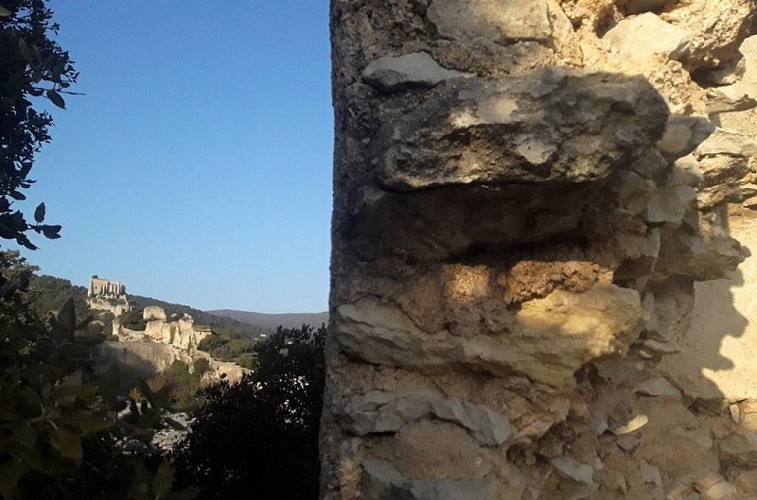 Ancien moulin à plâtre et la chapelle castrale au fond