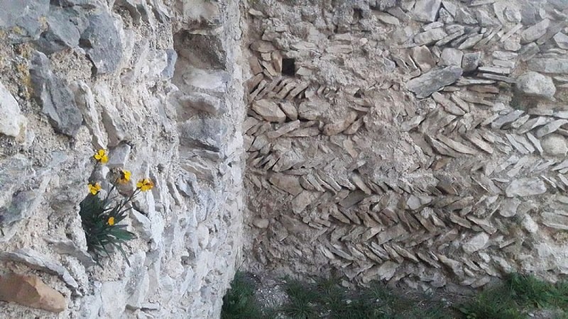 Mur dit en ''arrête de poisson''