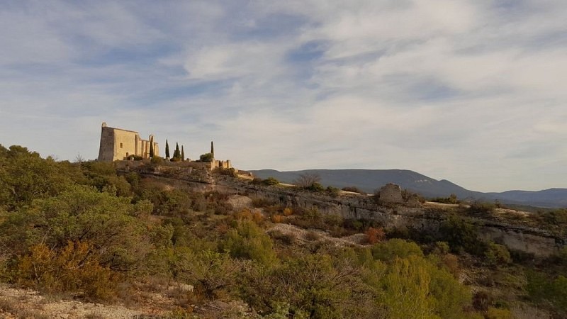 Chapelle castrale sur son éperon rocheux