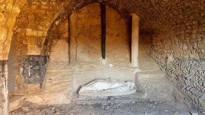 Crypte externe et son gisan