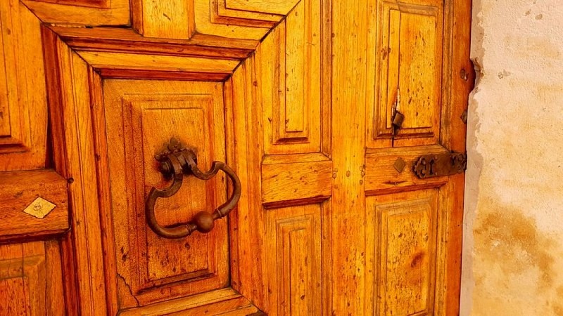 Porte de la maison aux Atlantes