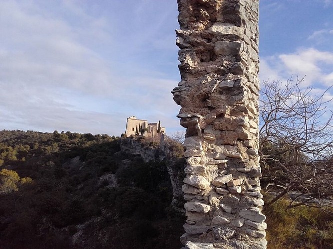 Chapelle castrale sur son éperon rocheux