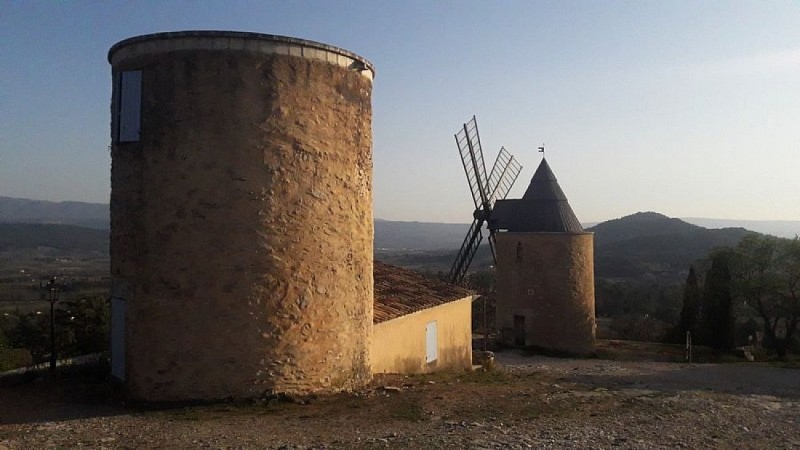 Les deux moulins au pied de l'éperon rocheux