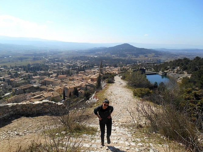 L'éperon, la forteresse, le village, la retenue d'eau et les deux moulins...