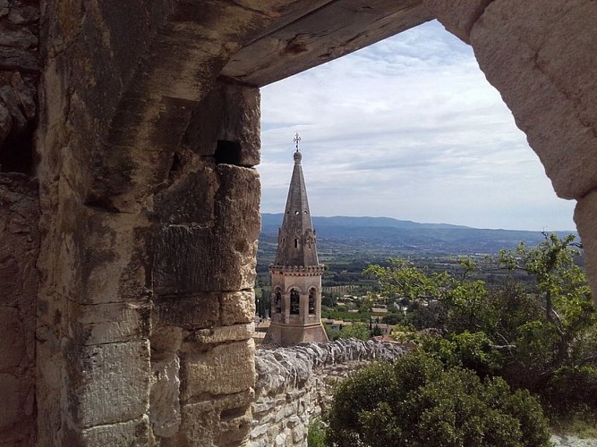 L'église depuis les ruines du village primitif fortifié