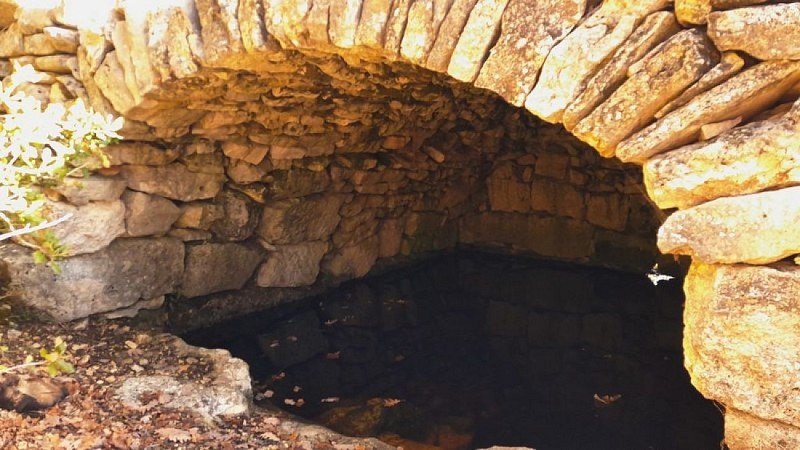 Voûte en berceau clavée de l'aiguier de Travignon