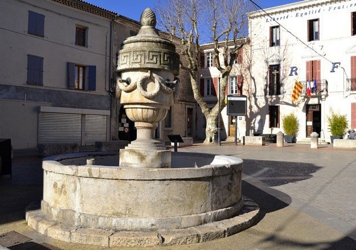 La fontaine de la place