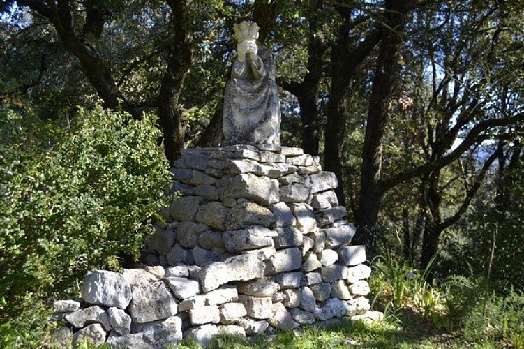 Une des statues du jardin de la chapelle