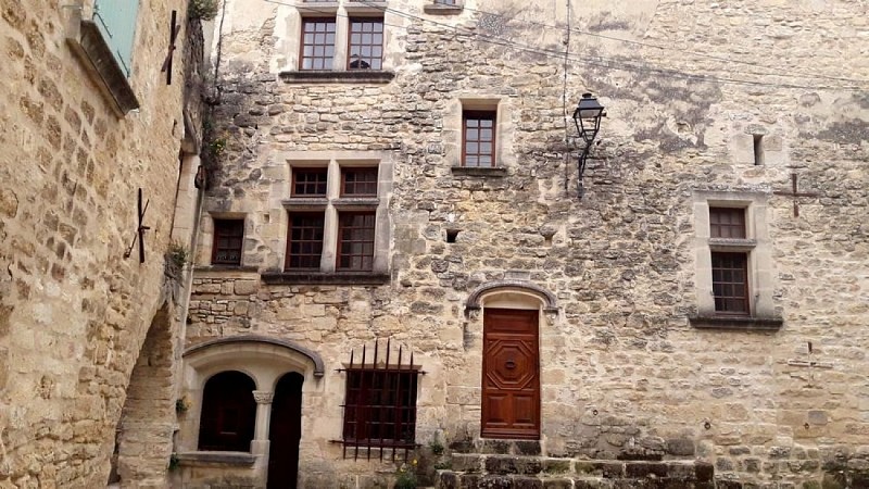 Viens, rue de la Place