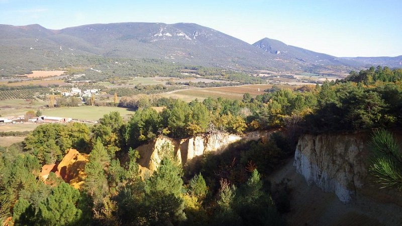 Vue sur Grand Montagne et le Pointu de Rustrel