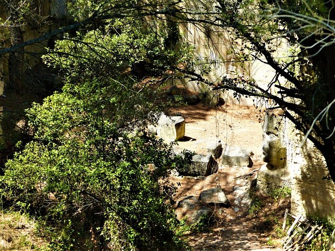 Vestiges apparents de la carrière de Fontvieille